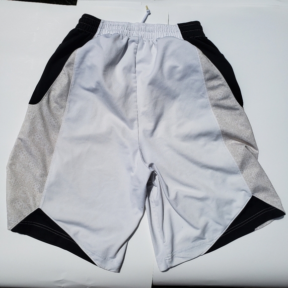 Nike basketball shorts size large - Picture 3 of 8